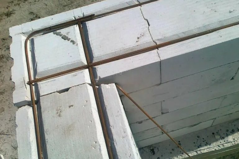 В каких зонах кладки газоблоков обязательно армирование арматурой?