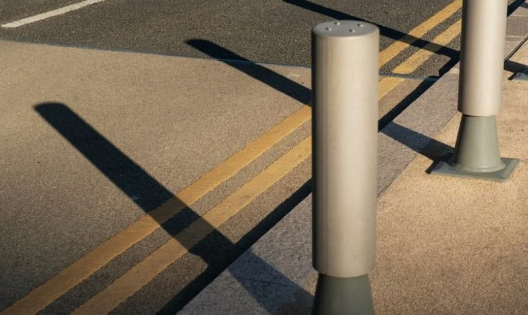 Город, который держится на мелочах: заметки архитектора о парковочных столбиках