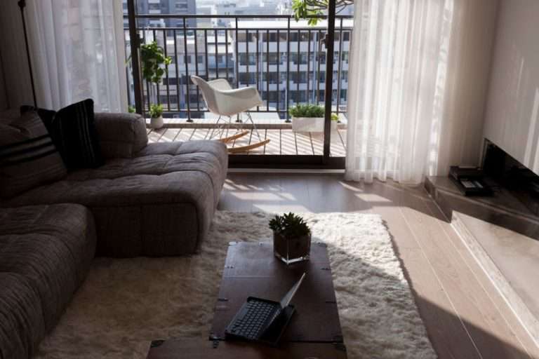 Гостиная с балконом — 100 фото идей в интерьере