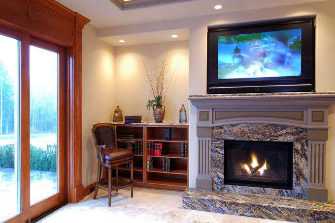 Телевизор над камином с фото: декоративный электрокамин или биокамин с телевизором в доме, квартире